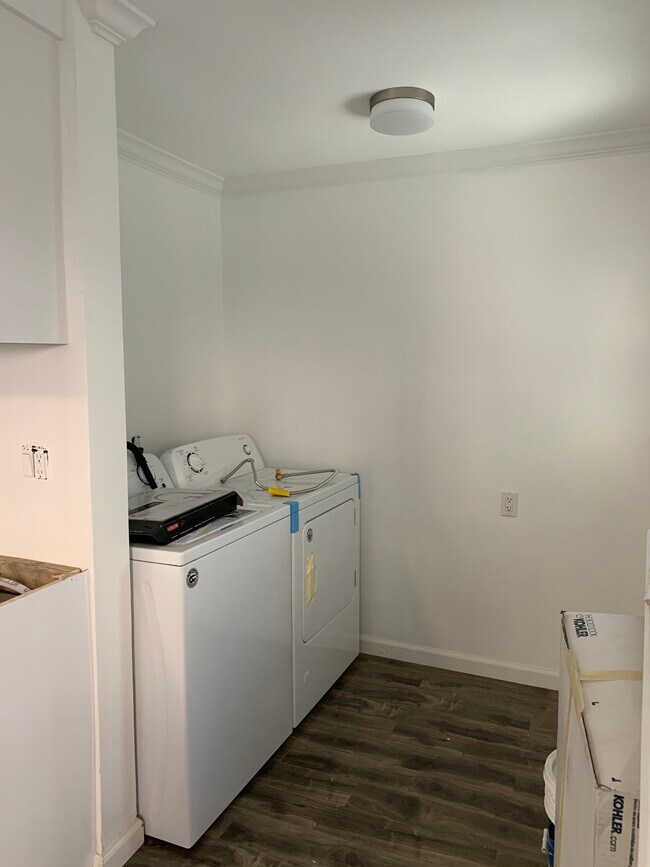 Laundry in unit - 2215 W Court St