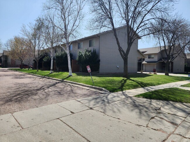 Foto del edificio - Three bedroom two bathroom Town home