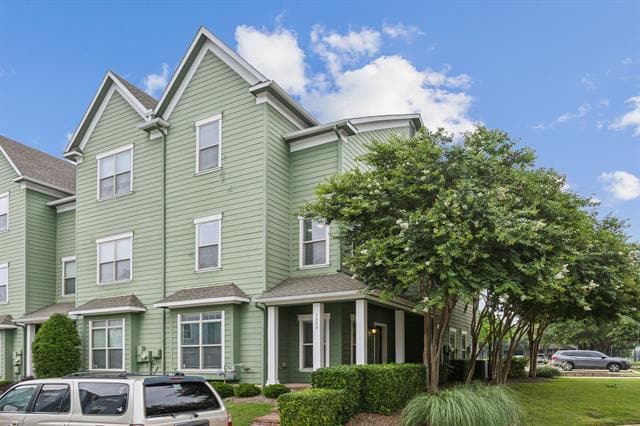 Building Photo - 1600 Carpenter Dr