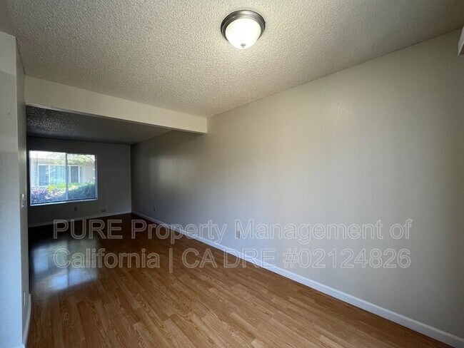 Building Photo - 349 Wall Pl