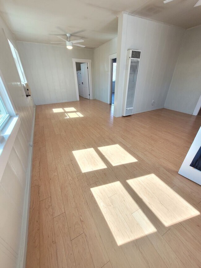 211 S Washington St Unit 211 Washington, Lone Pine, CA 93545 Room for