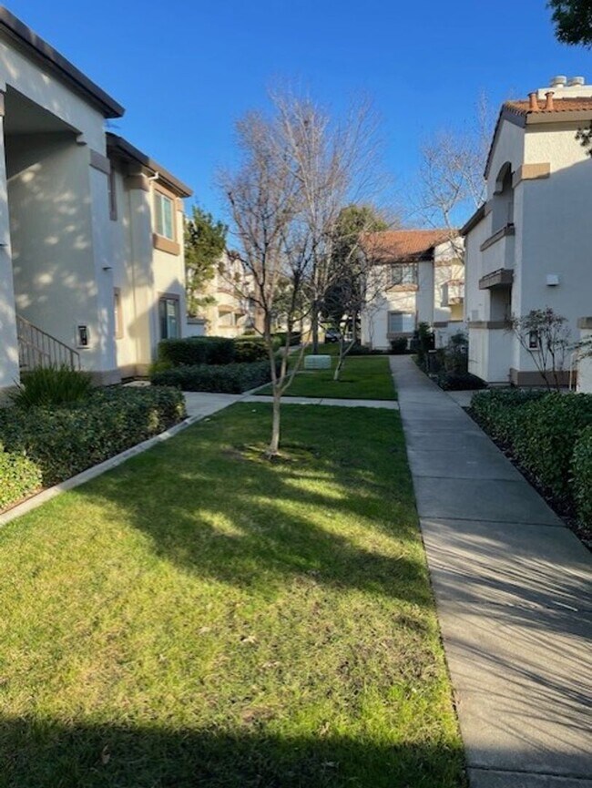 Foto del edificio - Westwood Village Condo