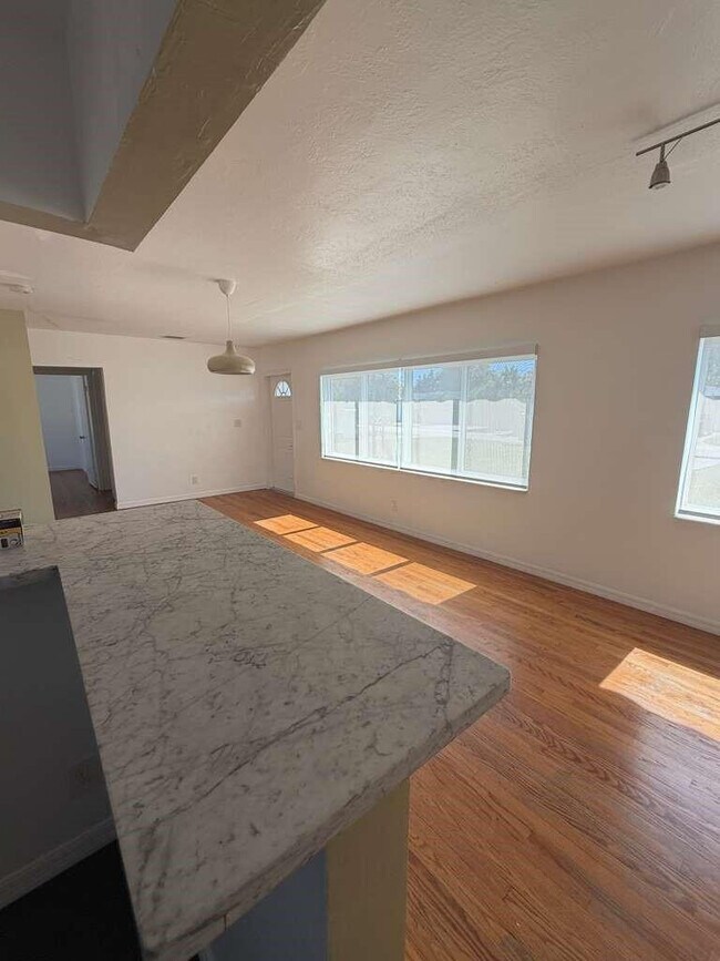Building Photo - 2815 Van Buren St