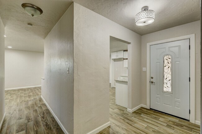 Photo - Spacious Elegance: Open Floor Plan, Dual V... House