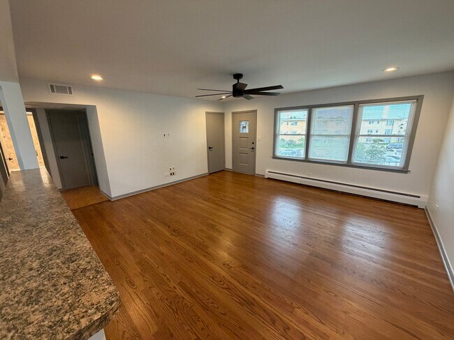 Foto del edificio - 5916 N Odell Ave