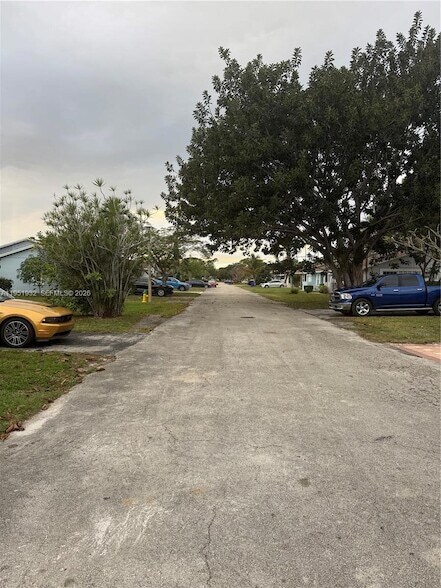 Foto del edificio - 5482 Lakewood Cir S