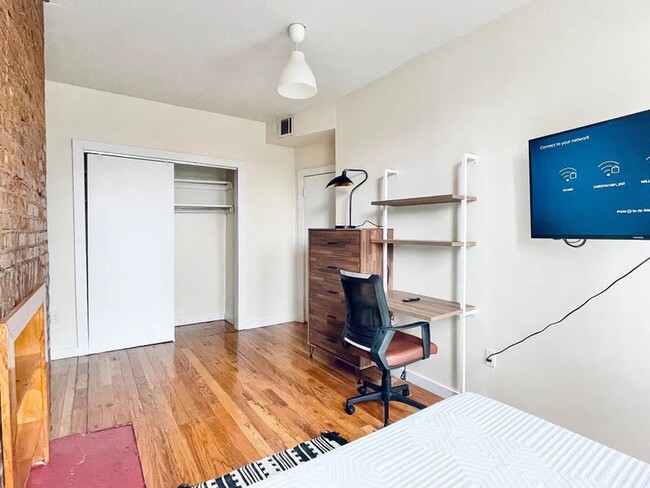 Foto del edificio - Furnished room/NOT APARTMENT