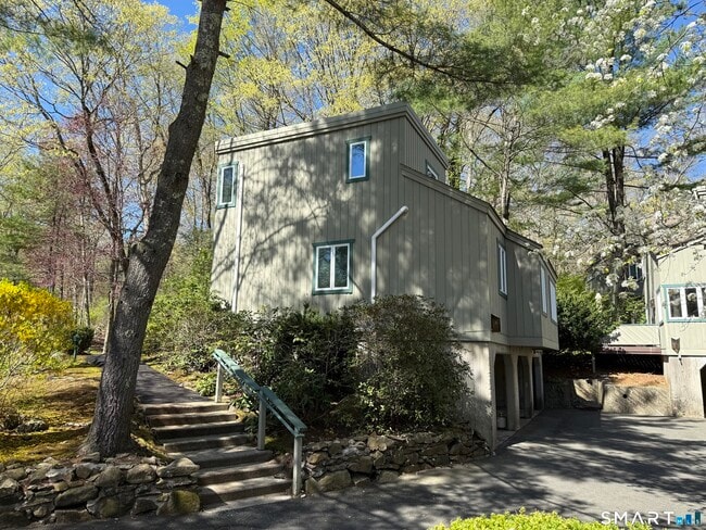 Building Photo - 2 Talcott Glen Rd