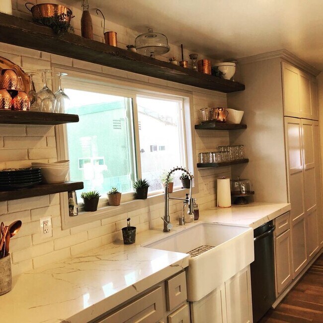 Foto del edificio - 9621 Central Ave