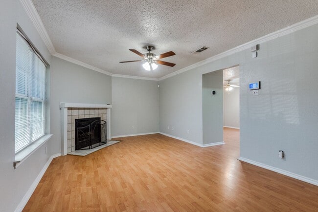 Building Photo - 3 Bedroom Condo for Lease