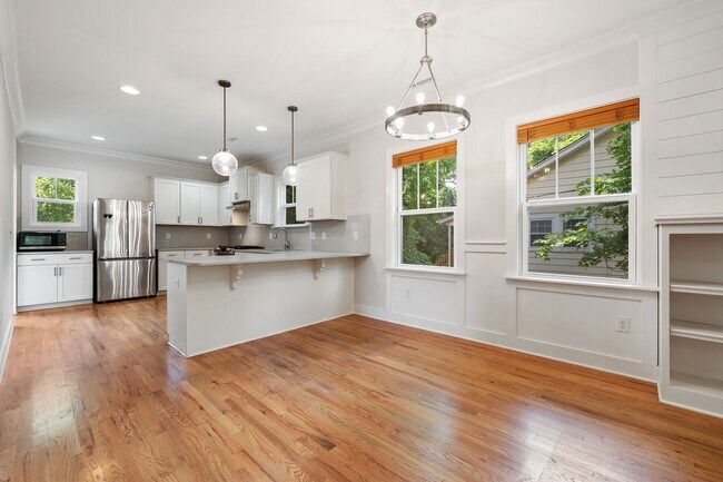Building Photo - Beautiful & Bright 4 Bedroom, 3 FULL Bath ...