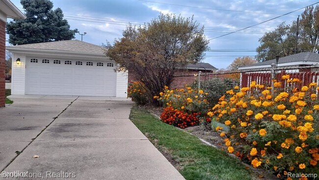 Building Photo - 3 br, 1.5 bath House - 25227 Saint Clement Dr