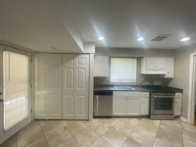 Foto del edificio - 5162 Edenshire Ave