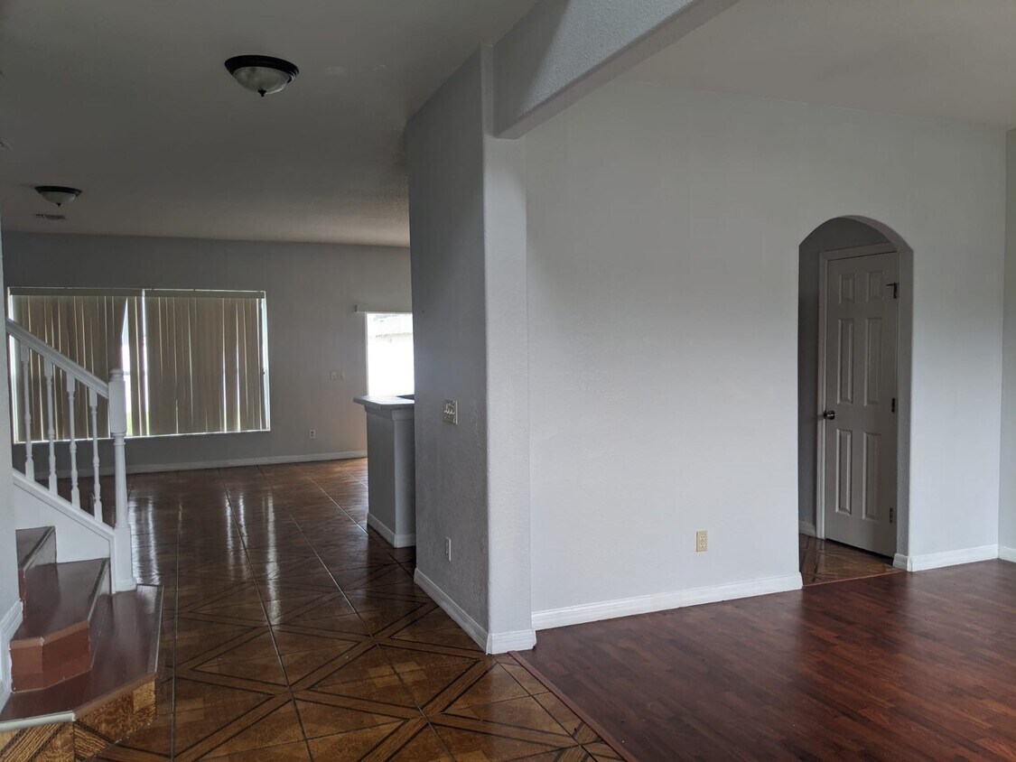 Building Photo - 6561 Crescent Loop