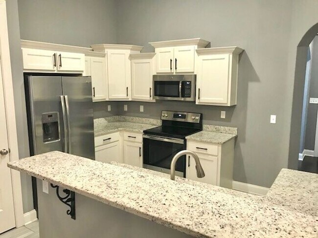 Building Photo - 4 Bedroom 3 Bath Home In Southeast Memphis...