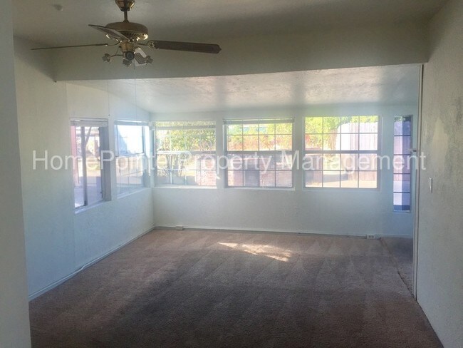 Foto del edificio - 5749 Pomegranate Ave