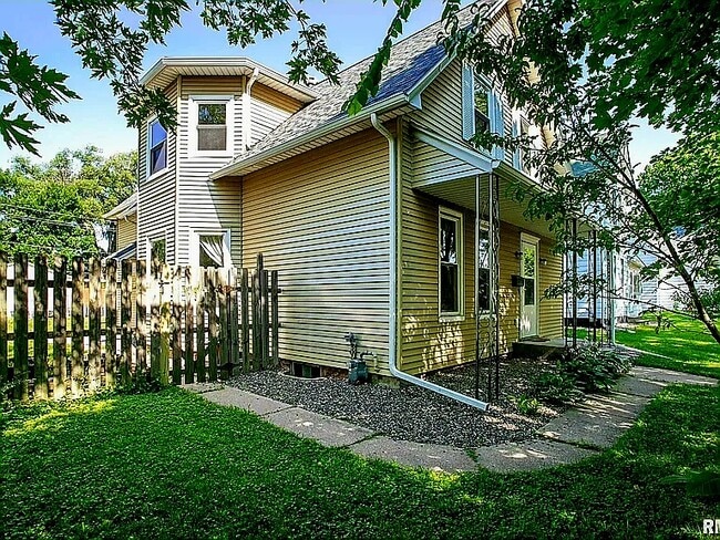 Building Photo - 1847 10th St
