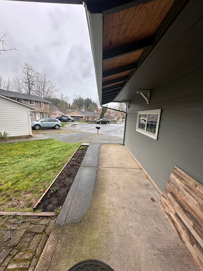 Building Photo - 912-916-916 NE Hacienda Ct