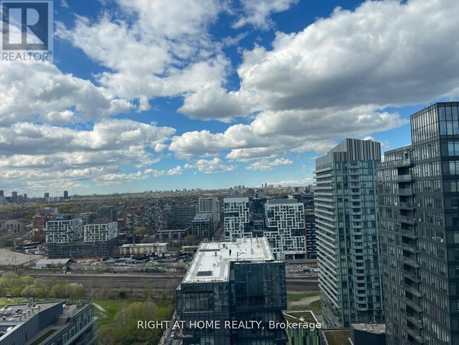 Building Photo - 19 Bathurst St