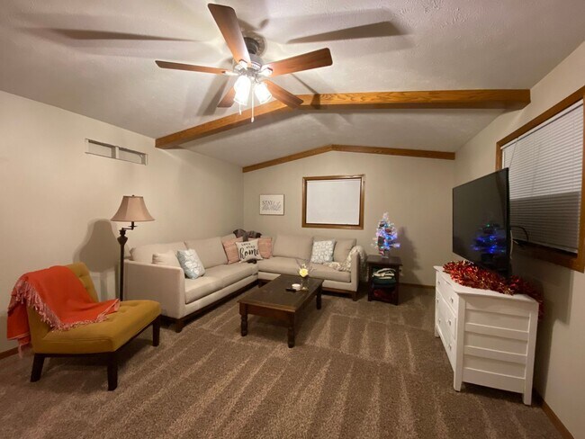 Foto del edificio - 4 Stall Garage, 3 Bed and 3.5 Baths in Cen...