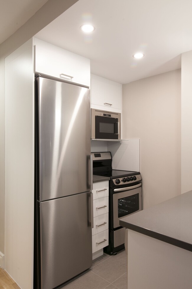 Building Photo - 3460 Rue Durocher
