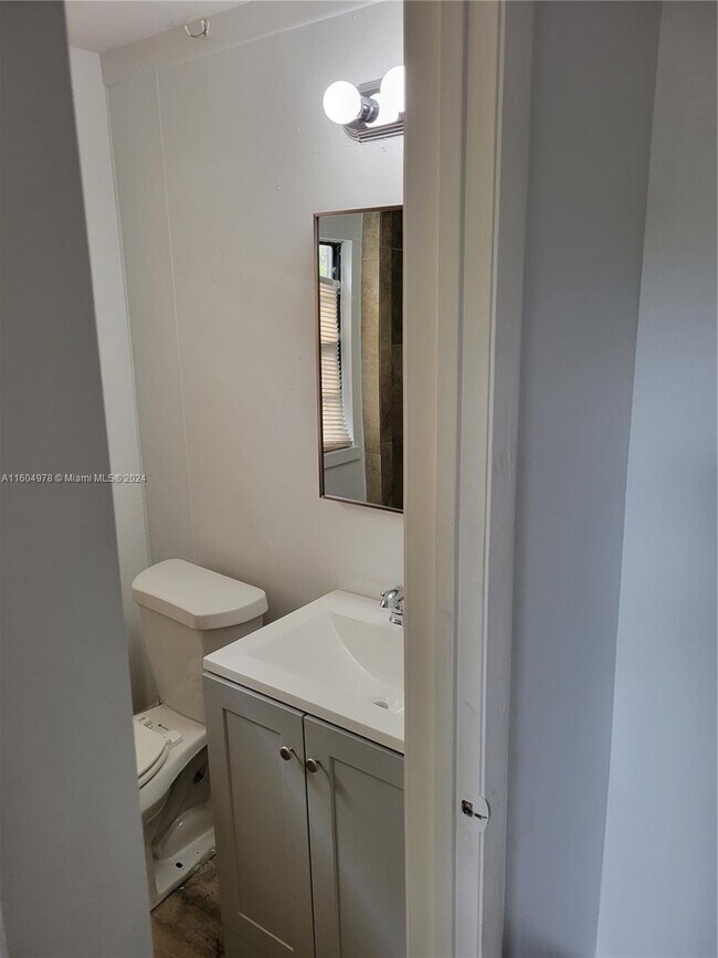 Building Photo - 1421 SW 33rd Ct