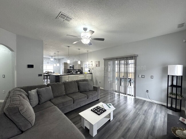 Building Photo - 736 Kildrummy Dr