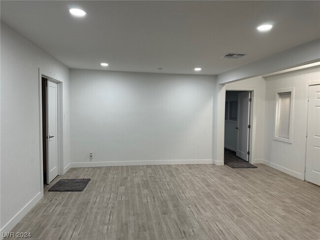 Building Photo - 1305 E Oakey Blvd