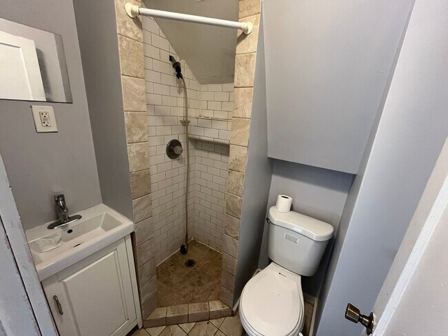 Building Photo - 218 3rd Ave E