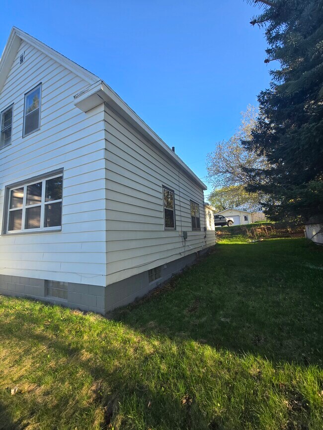 Building Photo - 1024 Heights St