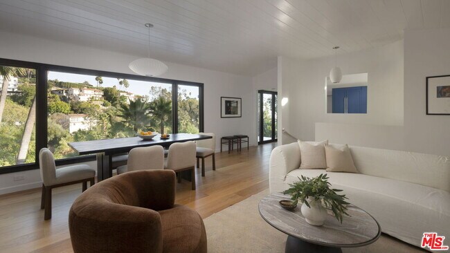 Foto del edificio - 5692 Holly Oak Dr