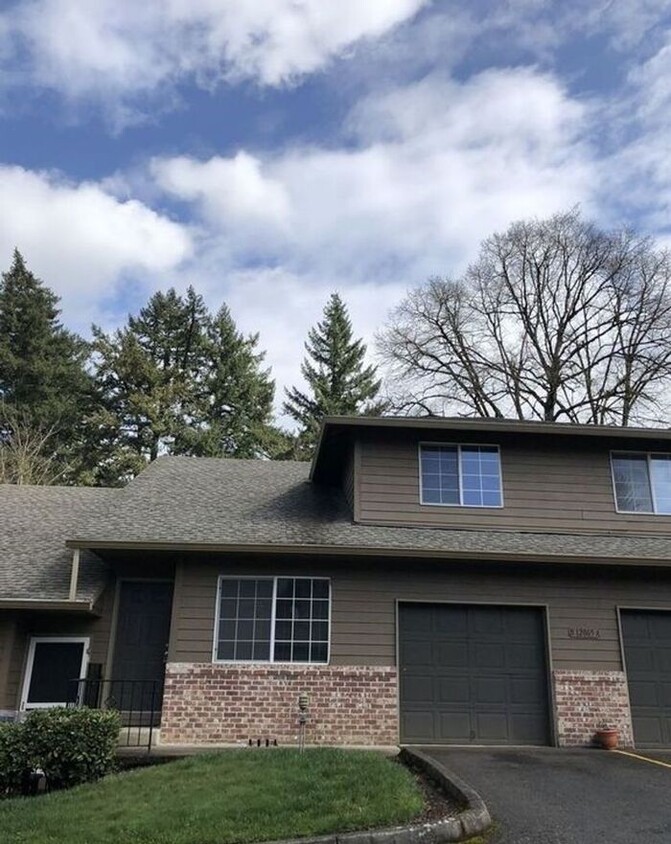 Foto principal - Large 2 bed 1.5bath townhouse with Garage