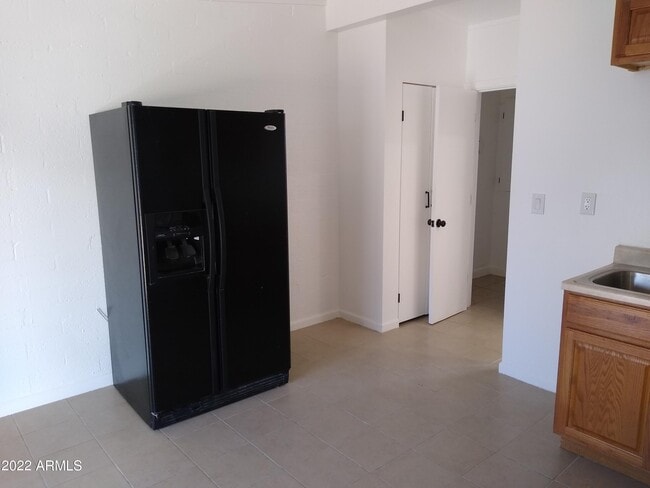 Building Photo - 1627 E Pinchot Ave