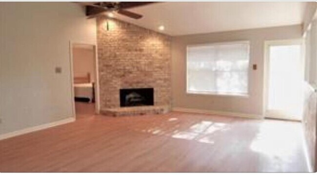 Foto del edificio - 14319 Whitecross Dr