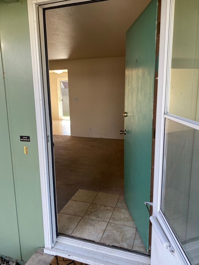 Foto del edificio - 2 Bedroom 1 Bathroom Home with a Backyard!