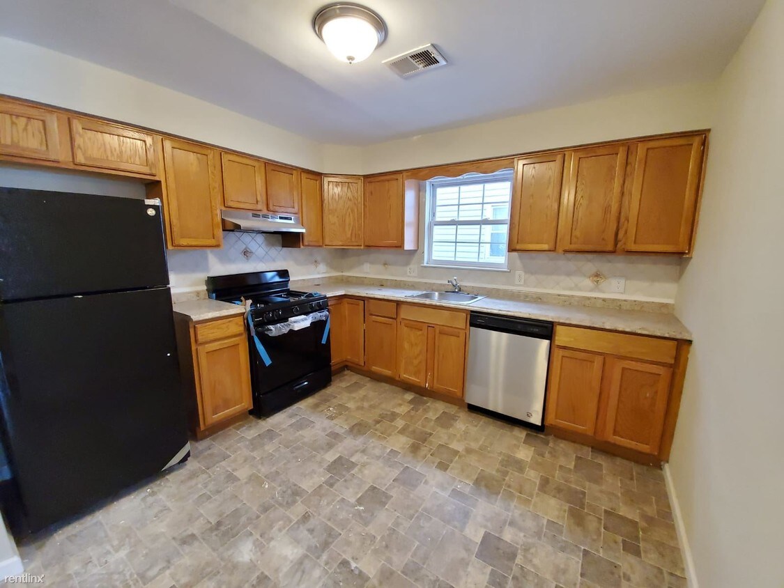 6 br, 3 bath - 41 Blum St Apt 1 - 6 br, 3 bath  - 41 Blum St Apt 1