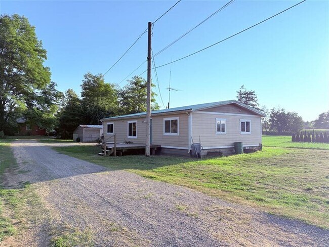 Building Photo - Three Bedroom Two Bathroom Mobile Home for...