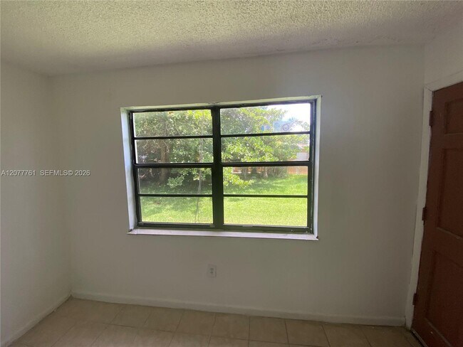 Foto del edificio - 1415 NE 118th Terrace