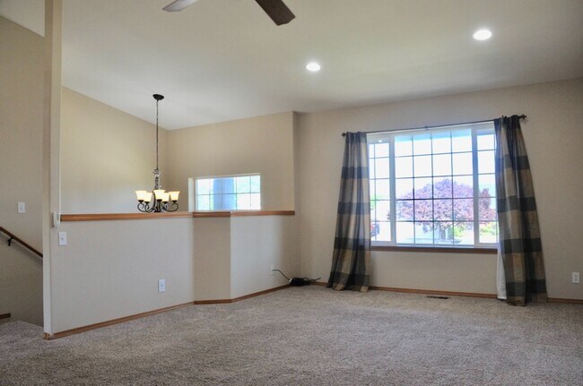 Building Photo - 4 bed 2.5 bath with 2nd living room, A/C &...