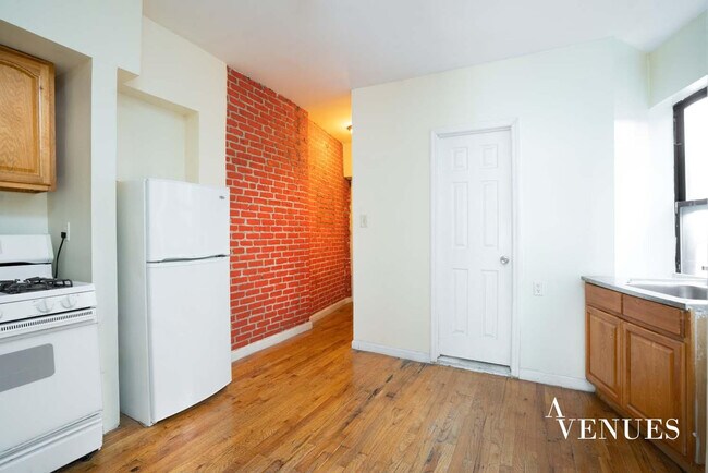 Building Photo - 252 E 110th St
