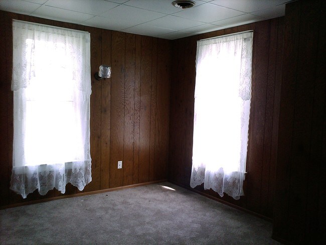 Building Photo - 136 E Schlieman Ave