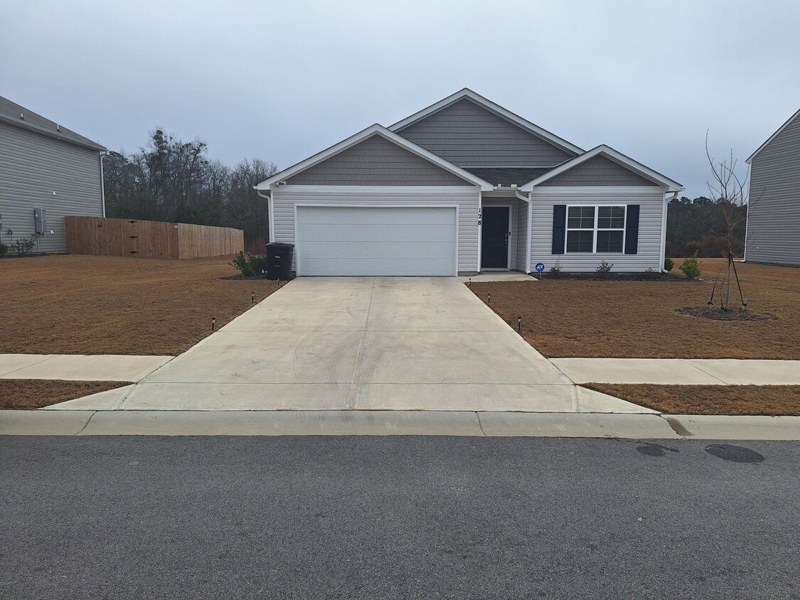 Foto principal - Spacious Four Bedroom Home in Lugoff SC