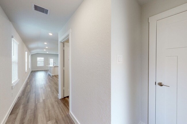 Building Photo - 3 Bedrom 2 bath with a 2 car garage in Mid...