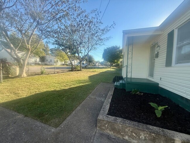 Building Photo - 1220 Thelma St