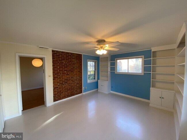 Foto del edificio - 9527 Ewing Dr