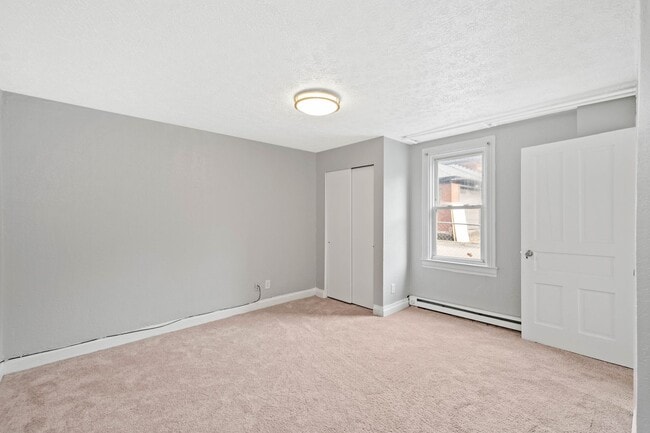 Building Photo - 831 Hall St