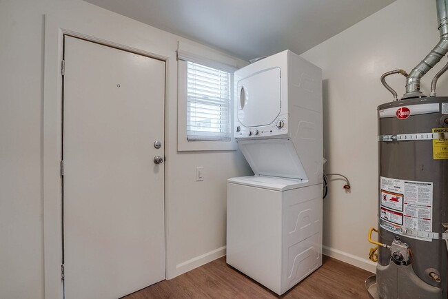 627 In unit laundry - 625 W. 92nd St.