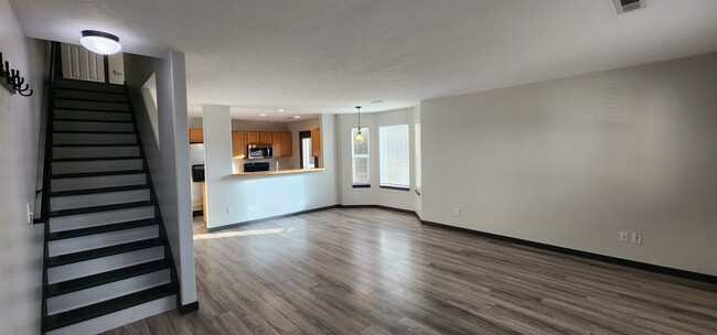 Building Photo - Beautiful 3 Bed, 2 Bath Home w/ Office in ...