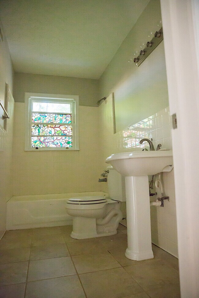 Building Photo - 528 Parker Avenue