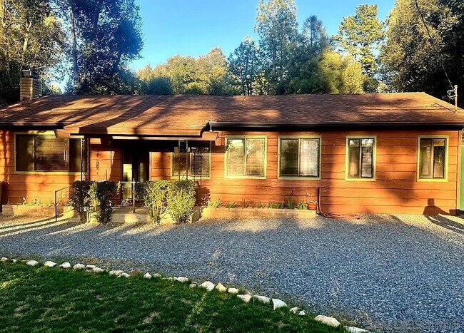 Frente de la casa a la sombra de los pinos - 7627 Pine Blvd